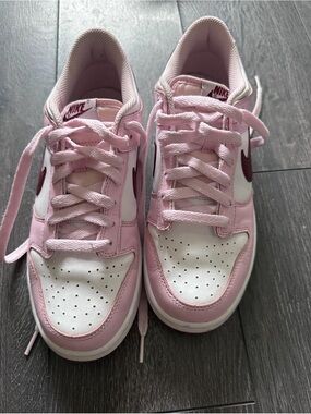 Nike Women's Low-Top Sneakers in Light Pink and White with Maroon Swoosh 8W